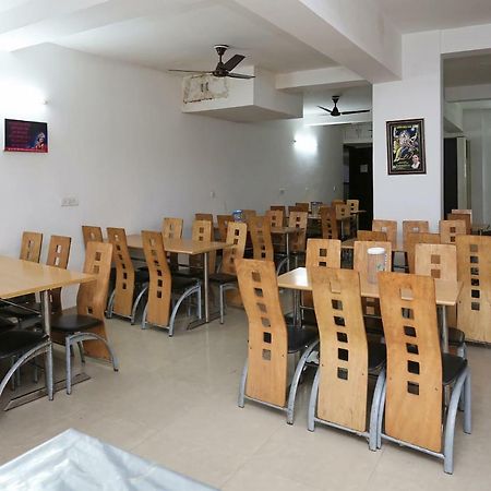 فندق Oyo 13564 Near Prem Mandir ماثورا المظهر الخارجي الصورة