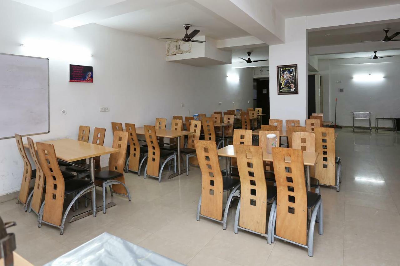 فندق Oyo 13564 Near Prem Mandir ماثورا المظهر الخارجي الصورة