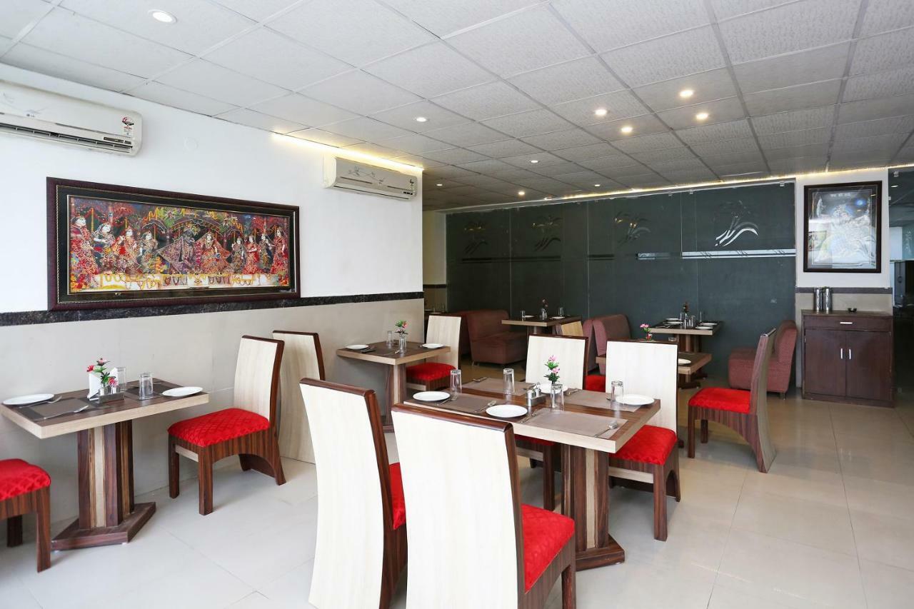 فندق Oyo 13564 Near Prem Mandir ماثورا المظهر الخارجي الصورة